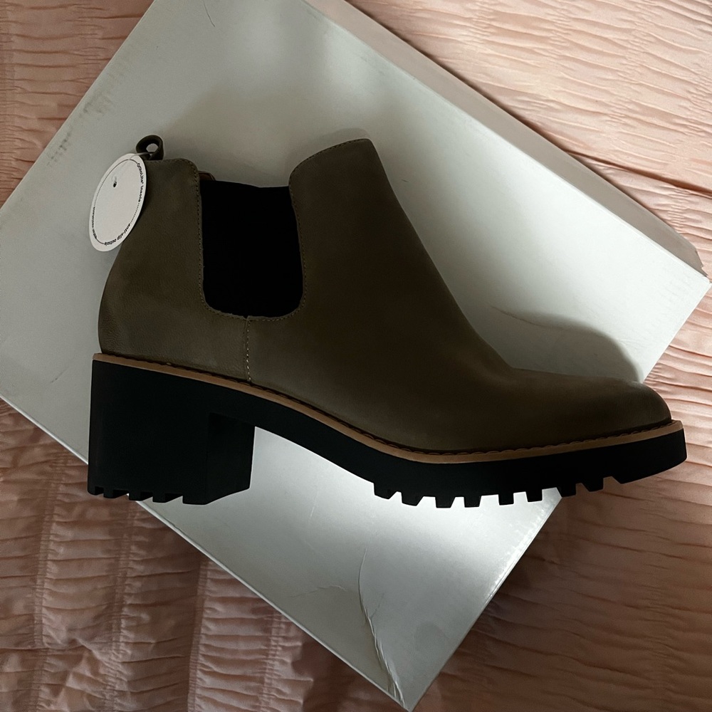 NIB/NWT Caslon Block heel booties - size 9